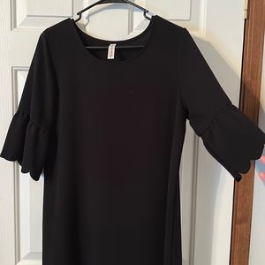 Black dress. 1/2 - 3/4 sleeves